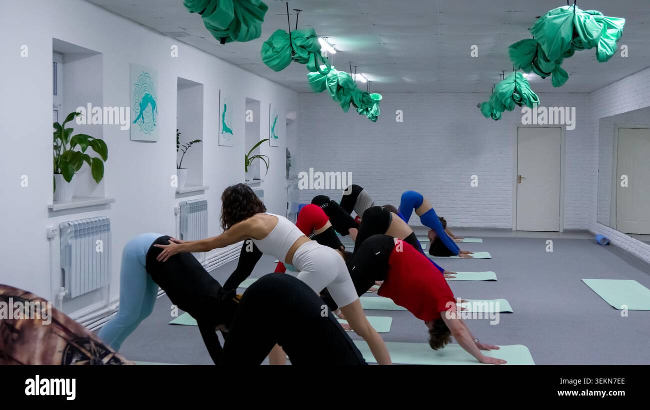Concetto di stile di vita benessere con gruppo di donne attive che fanno yoga stretching Foto Stock