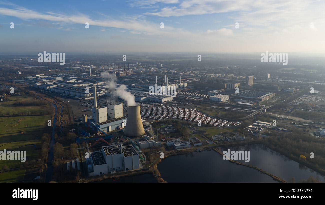 Complesso industriale di Wolfsburg con centrale elettrica e fabbrica di automobili Foto Stock