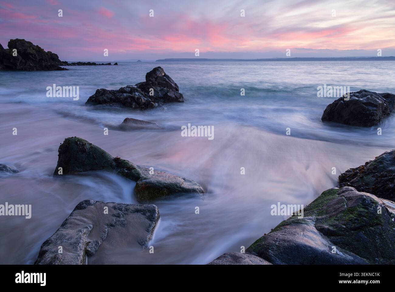 Alba sulla baia di St Ives da Bamaluz Beach, St Ives, Cornovaglia. Inverno (gennaio) 2025. Foto Stock