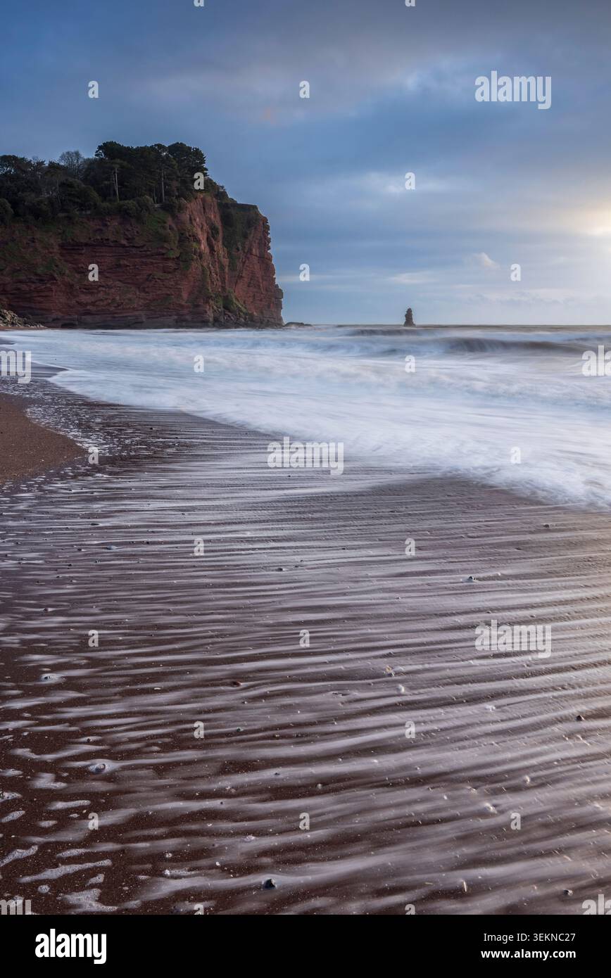 Le onde si diffondono su Holcombe Beach, Teignmouth, Devon, Inghilterra. Inverno (febbraio) 2025. Foto Stock