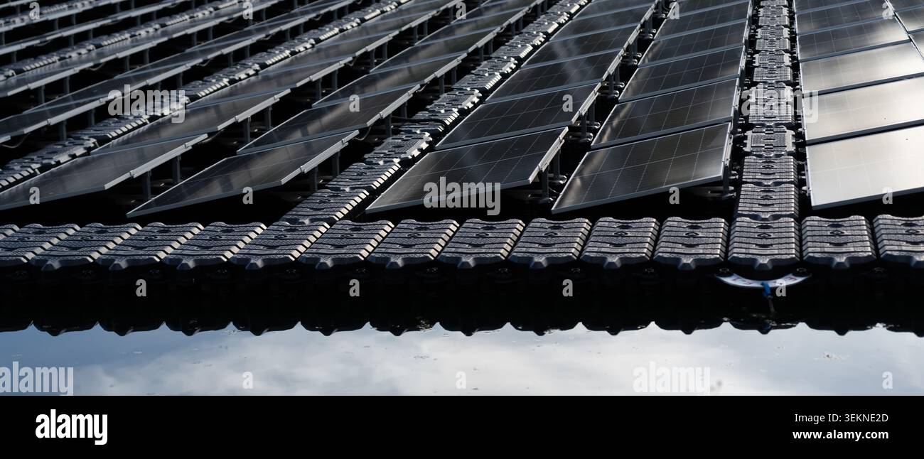 le aziende agricole solari a montaggio superficiale gestiscono l'acqua, l'energia alternativa e l'energia sostenibile, l'energia pura, le energie rinnovabili e pulite, riducono il wa globale Foto Stock