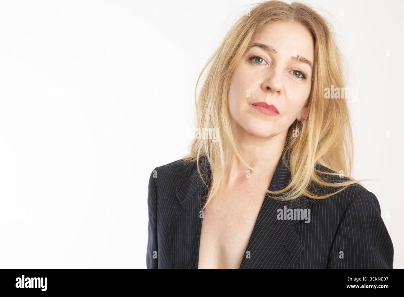Ritratto di bella donna con capelli biondi contro uno sfondo bianco Foto Stock
