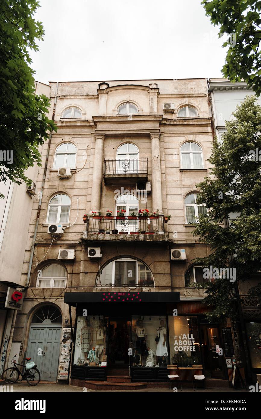 Edificio storico ad uso misto con spazio commerciale e architettura classica lungo una strada urbana trafficata. Belgrado, Serbia - 1 giugno 2026. Foto Stock