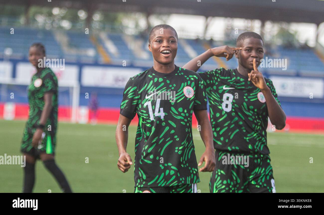 Oluwakemi Oluwaseyi Adegbuyi (L) e Mary Akpan Dunstan, entrambe le giocatrici nigeriane, celebrano un gol durante la nazionale nigeriana U-17, i Flamingos, 6-0 (11-0) vittoria sulla Guinea U-17 nella seconda tappa del 2026 FIFA U-17 Women’s World Cup Qualifier, giocata al Remo Stadium di Ikenne, Ogun State, Nigeria, il 31 maggio 2026. La vittoria ha fatto registrare alla Nigeria l'ultimo turno delle qualificazioni alla Coppa del mondo femminile Under-17 2026 in arrivo in Marocco. Foto di Adekunle Ajayi Foto Stock