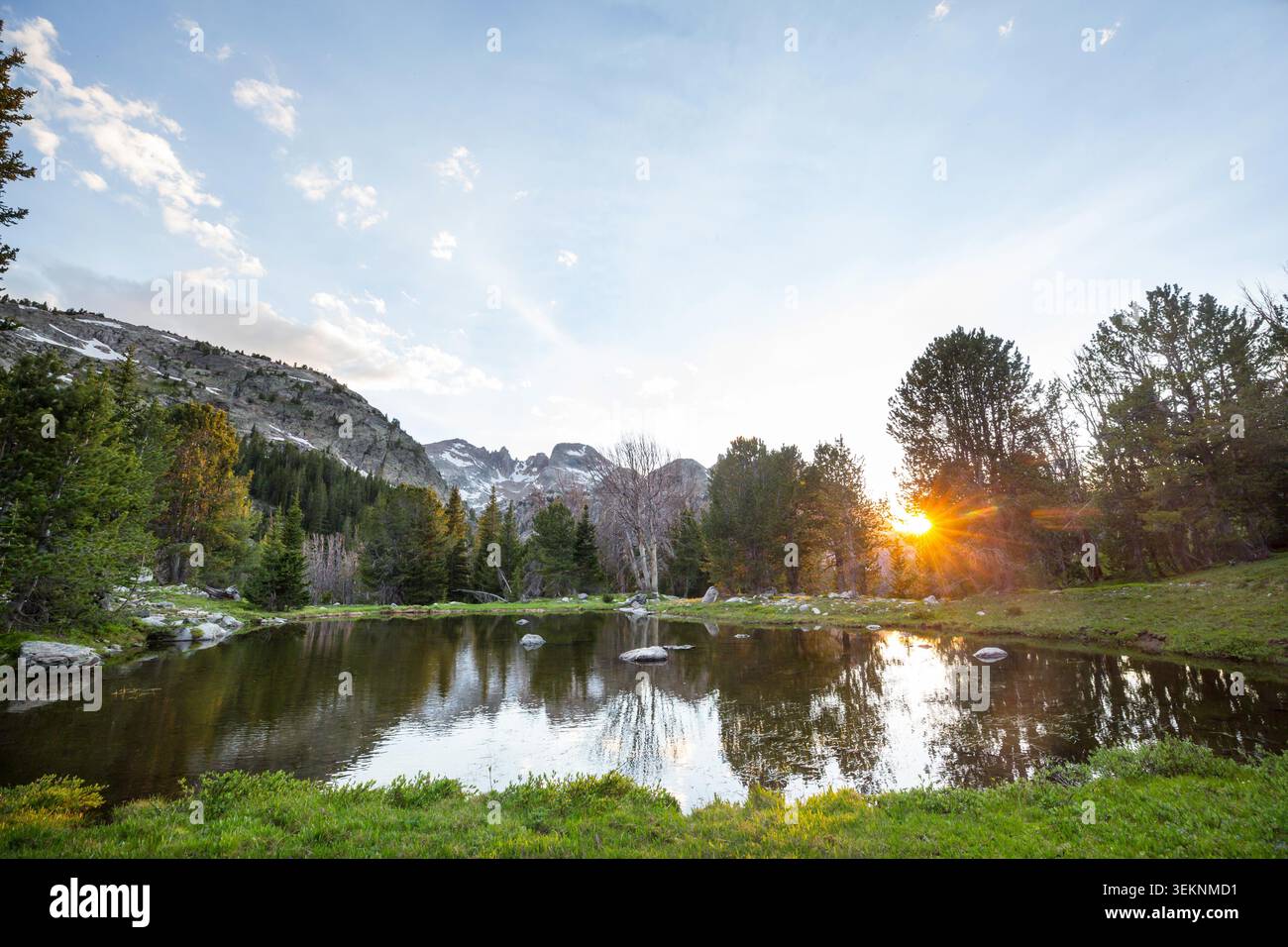 Serenità lago di montagna nella stagione estiva. Bei paesaggi naturali. Foto Stock