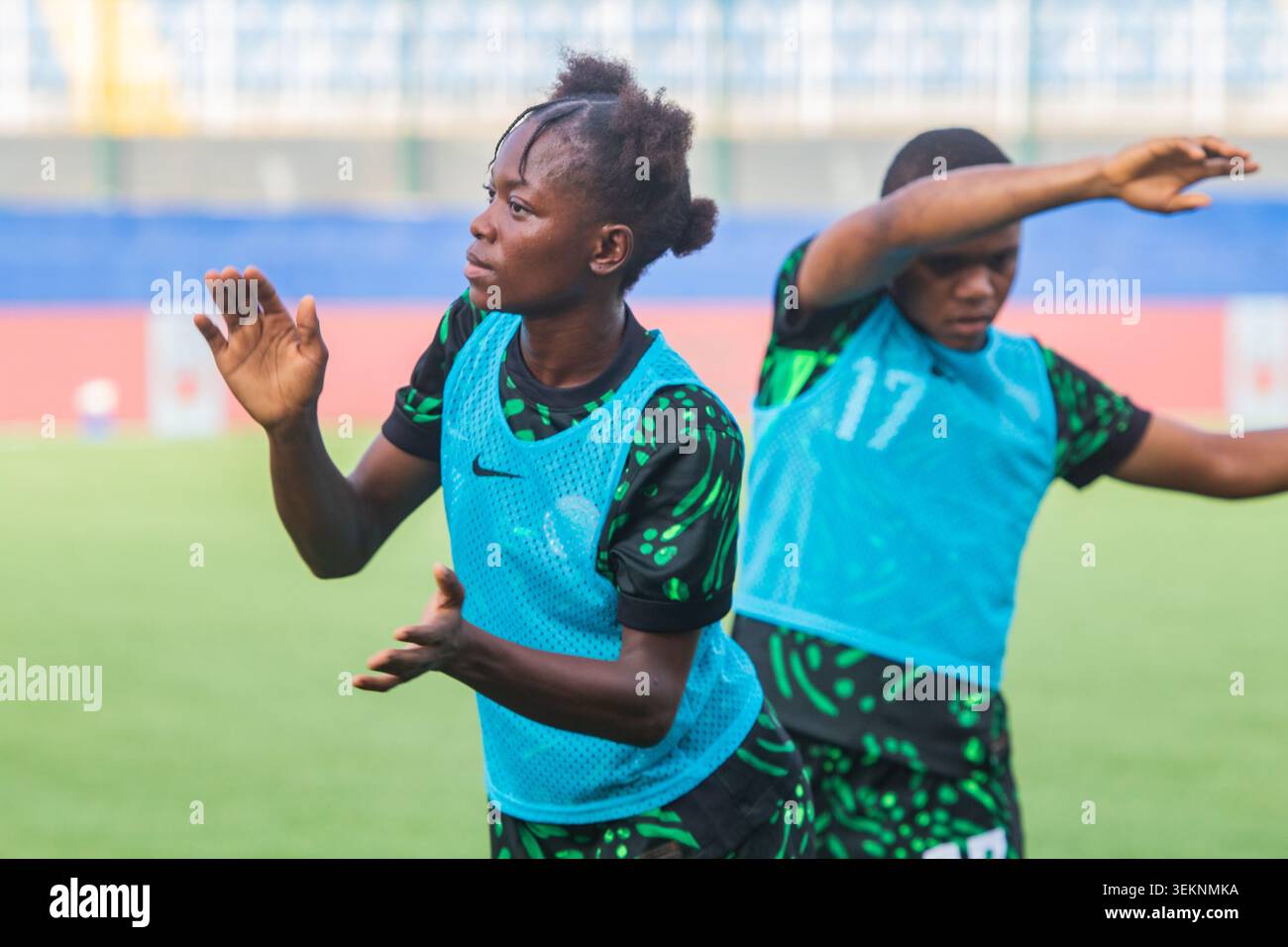 I giocatori nigeriani si riscaldano durante la nazionale nigeriana U-17 femminile, i Flamingos, 6-0 (11-0 aggregati) vittoria contro la Guinea U-17 nella seconda partita di qualificazione ai Mondiali di calcio femminile Under-17 2026, giocata al Remo Stadium di Ikenne, Stato di Ogun, Nigeria, il 31 maggio 2026. La vittoria ha fatto registrare alla Nigeria l'ultimo turno delle qualificazioni alla Coppa del mondo femminile Under-17 2026 in arrivo in Marocco. Foto di Adekunle Ajayi Foto Stock