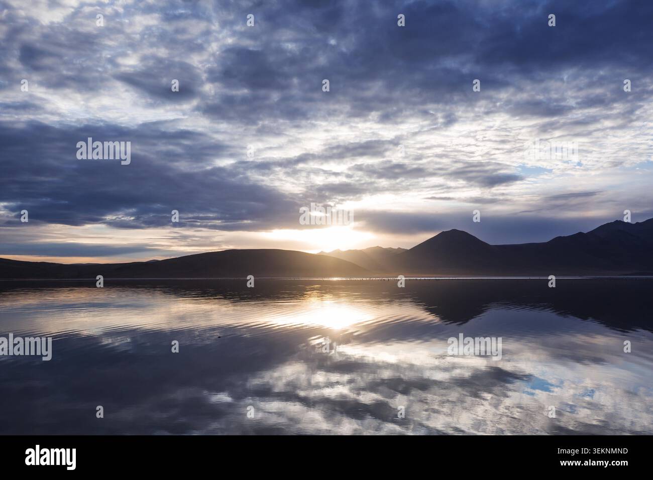 Serenità lago di montagna nella stagione estiva. Bei paesaggi naturali. Foto Stock