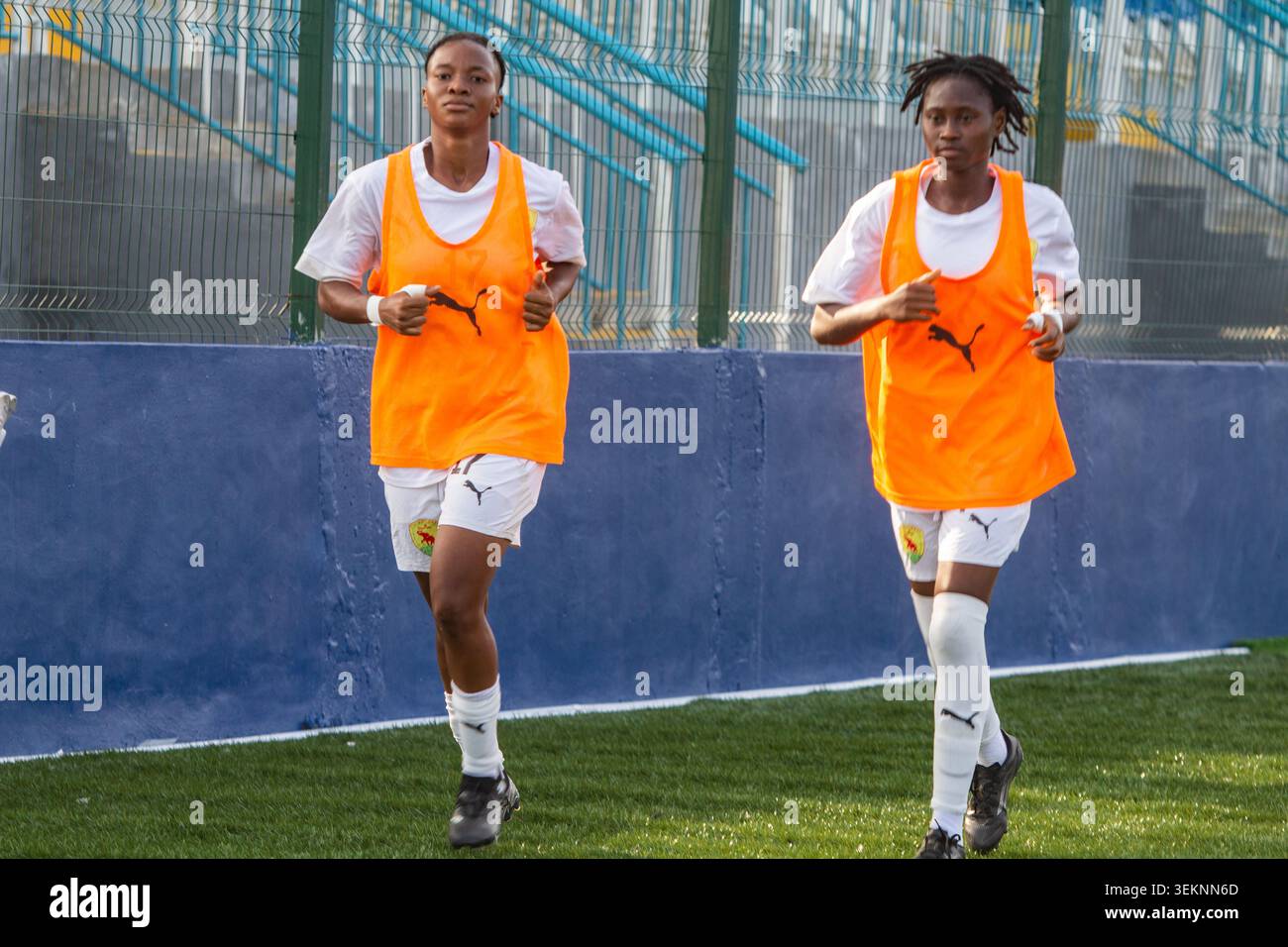 Aissata Sacko (L) e Haiba Fofana, entrambe le calciatrici della Guinea si riscaldano durante la nazionale nigeriana U-17 femminile, i Flamingos, 6-0 (11-0) vittoria sulla Guinea U-17 nella seconda tappa del 2026 FIFA U-17 Women's World Cup Qualifier, giocata al Remo Stadium di Ikenne, Stato di Ogun, Nigeria, il 31 maggio 2026. La vittoria ha fatto registrare alla Nigeria l'ultimo turno delle qualificazioni alla Coppa del mondo femminile Under-17 2026 in arrivo in Marocco. Foto di Adekunle Ajayi Foto Stock