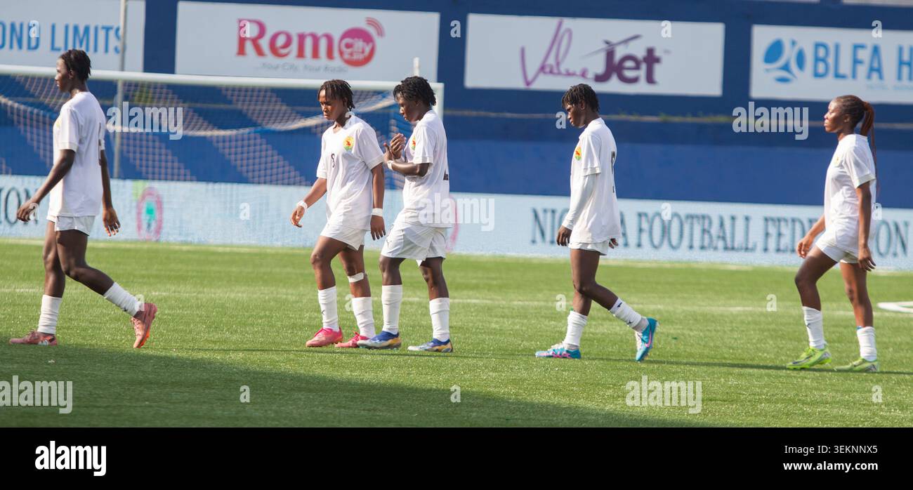 I giocatori della Guinea escono dal campo durante la nazionale nigeriana U-17 femminile, i Flamingos, 6-0 (11-0 aggregati) vittoria contro la Guinea U-17 nella seconda partita della qualificazione ai Mondiali di calcio femminile Under-17 2026, giocata al Remo Stadium di Ikenne, Stato di Ogun, Nigeria, il 31 maggio 2026. La vittoria ha fatto registrare alla Nigeria l'ultimo turno delle qualificazioni alla Coppa del mondo femminile Under-17 2026 in arrivo in Marocco. Foto di Adekunle Ajayi Foto Stock