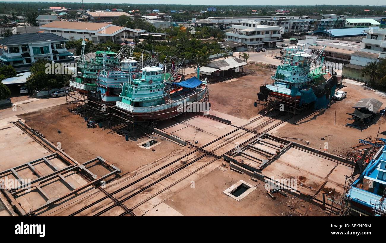 Barche da pesca in fase di manutenzione e riparazione presso il bacino di carenaggio del cantiere navale Foto Stock