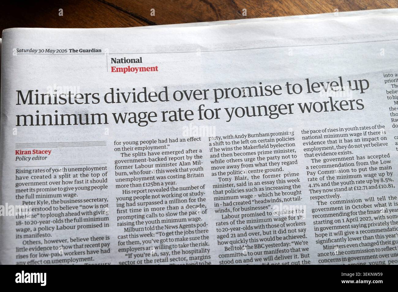 "I ministri si sono divisi sulla promessa di innalzare il tasso salariale minimo per i lavoratori più giovani" titolo del quotidiano Guardian 30 maggio 2026 Londra Regno Unito Foto Stock