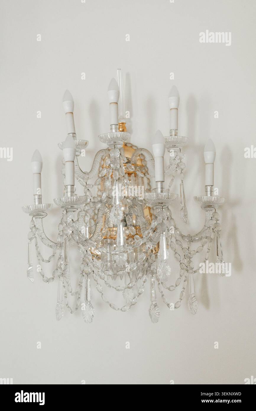 Sconce in cristallo vintage con dettagli delicati. Concetto di decor raffinato e sofisticato stile europeo. Foto Stock