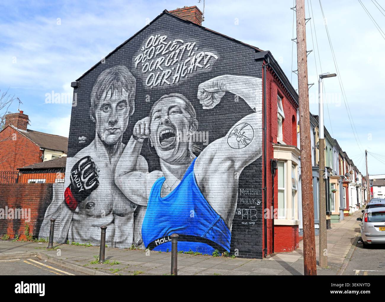 Grande tributo artistico di strada di MurWalls alle star degli sport da combattimento di Liverpool Paddy Pimblett e Molly McCann, con lo slogan ‚La Nostra Gente, La Nostra Città, Il Nostro Cuore‘ Foto Stock