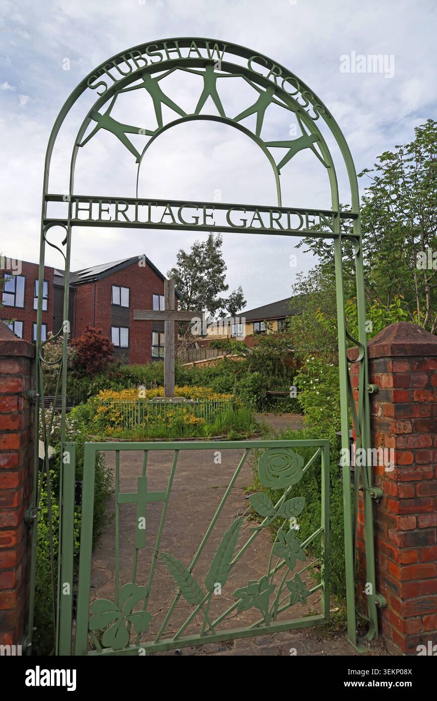 Ingresso del giardino patrimonio di Stubshaw Cross sulla Bolton Road ad Ashton-in-Makerfield, Wigan, Inghilterra, Regno Unito. Foto Stock