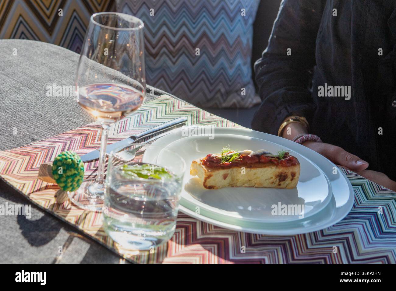 Sana torta dolce mediterranea, cibo fresco, buffet di autentici piatti italiani. Tavolo per colazione e festa in barca Foto Stock