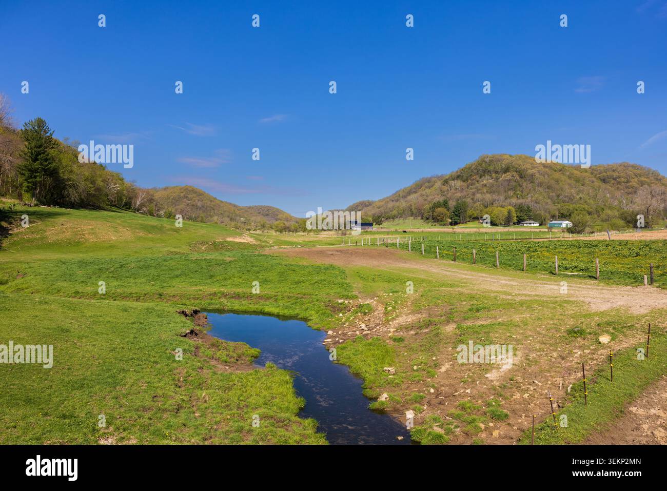 Una valle rurale e un paesaggio collinare in primavera. Foto Stock