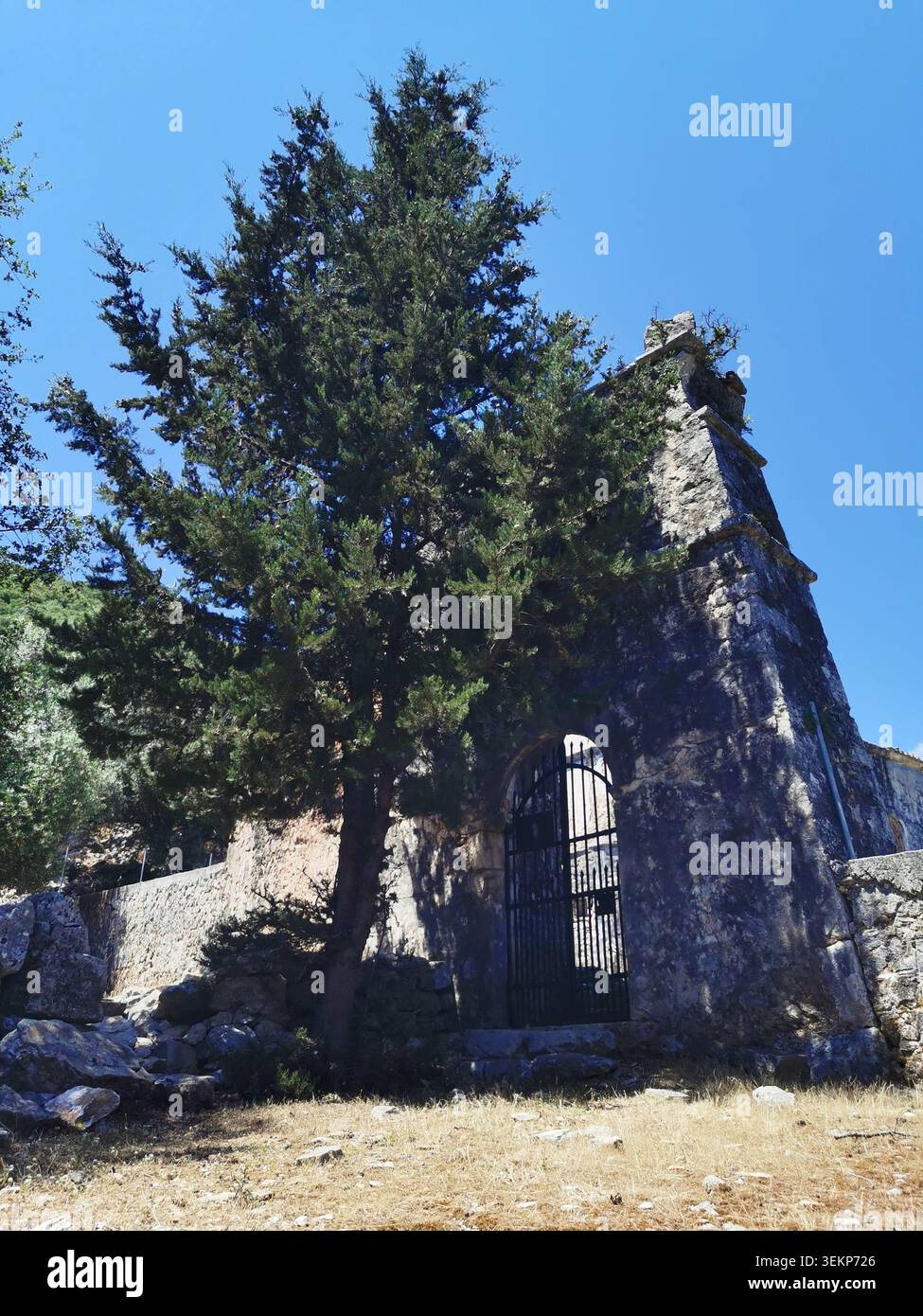 Chiesa rovinata di Agios Ioannis, Palia Vlahata, Cefalonia. Le rovine meglio conservate del villaggio fantasma vicino a Sami dopo il terremoto del 1953. - Immagine stock catturata con smartphone
