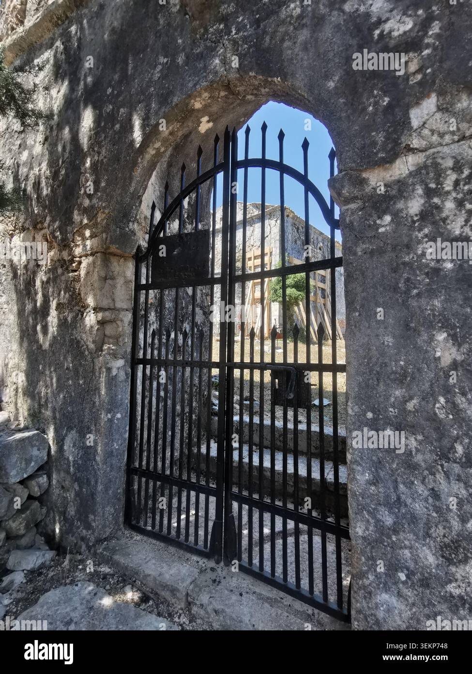 Chiesa rovinata di Agios Ioannis, Palia Vlahata, Cefalonia. Le rovine meglio conservate del villaggio fantasma vicino a Sami dopo il terremoto del 1953. - Immagine stock catturata con smartphone