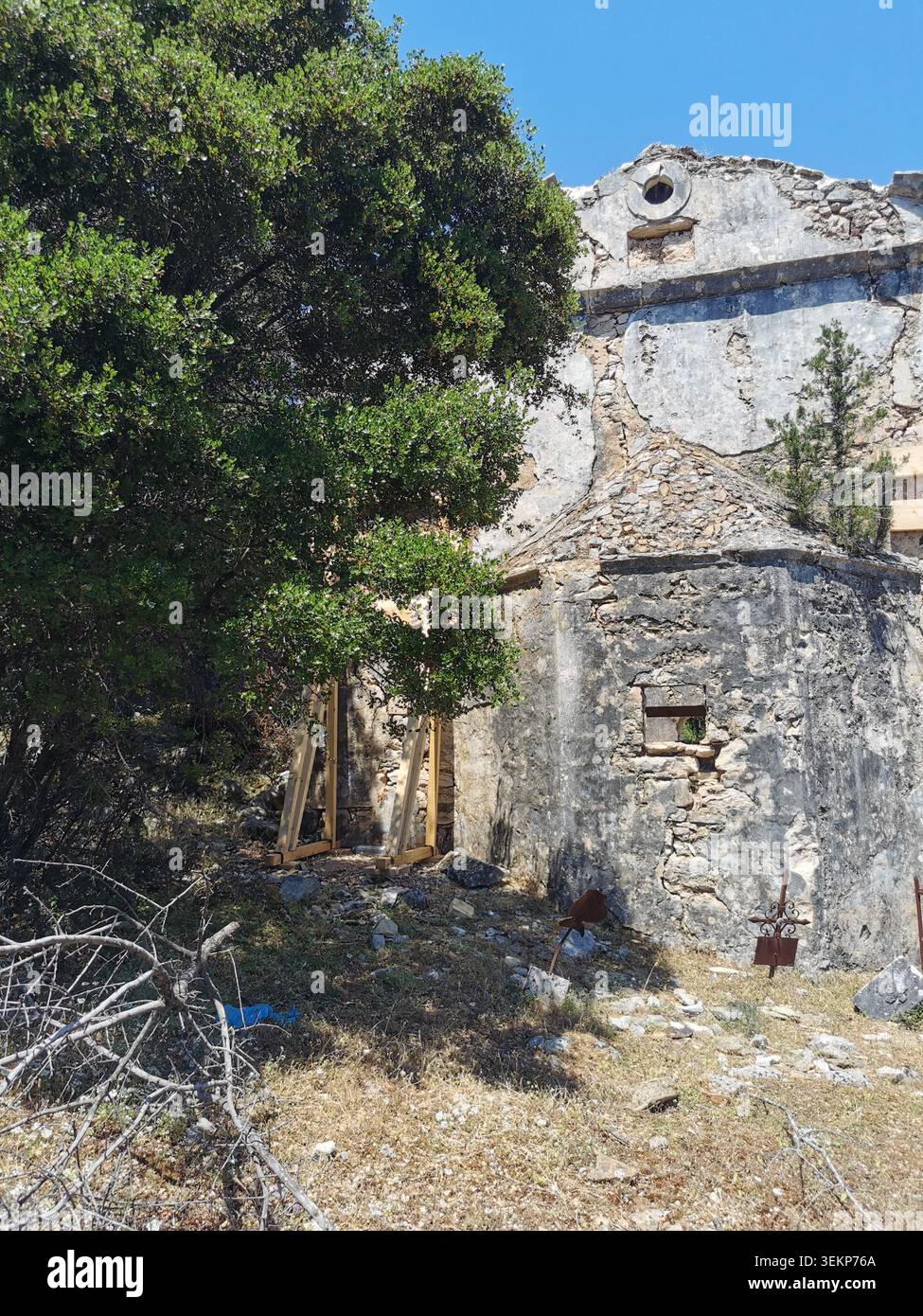 Chiesa rovinata di Agios Ioannis, Palia Vlahata, Cefalonia. Le rovine meglio conservate del villaggio fantasma vicino a Sami dopo il terremoto del 1953. - Immagine stock catturata con smartphone