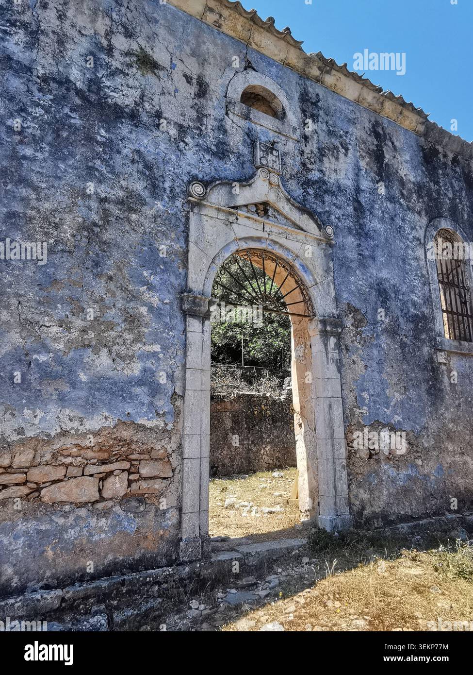 Chiesa rovinata di Agios Ioannis, Palia Vlahata, Cefalonia. Le rovine meglio conservate del villaggio fantasma vicino a Sami dopo il terremoto del 1953. - Immagine stock catturata con smartphone