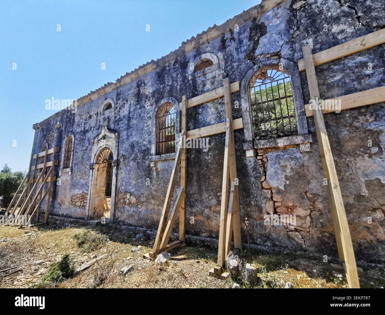 Chiesa rovinata di Agios Ioannis, Palia Vlahata, Cefalonia. Le rovine meglio conservate del villaggio fantasma vicino a Sami dopo il terremoto del 1953. - Immagine stock catturata con smartphone