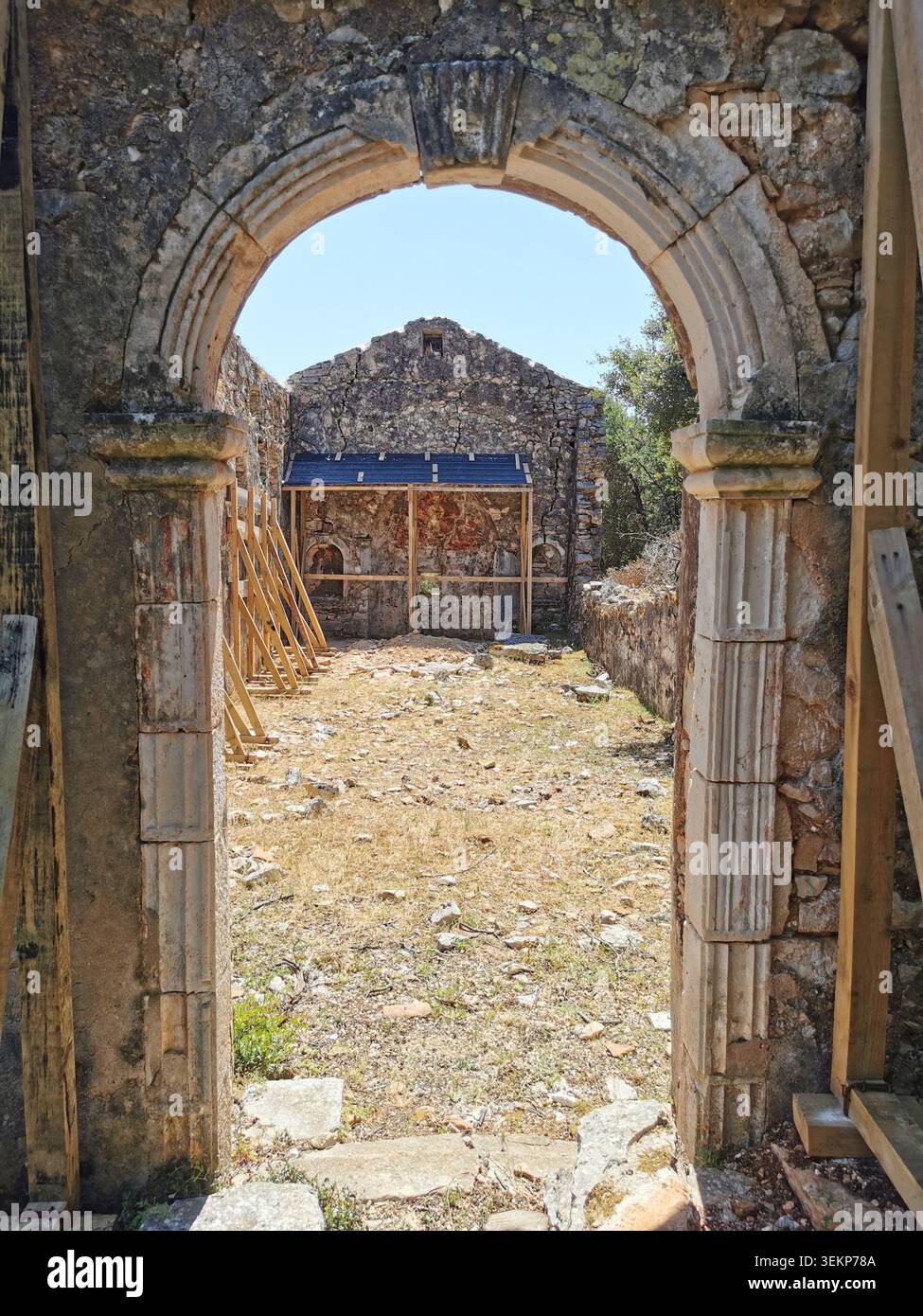 Chiesa rovinata di Agios Ioannis, Palia Vlahata, Cefalonia. Le rovine meglio conservate del villaggio fantasma vicino a Sami dopo il terremoto del 1953. - Immagine stock catturata con smartphone