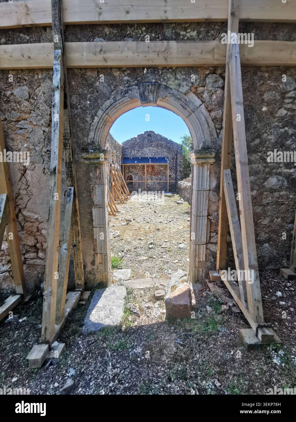 Chiesa rovinata di Agios Ioannis, Palia Vlahata, Cefalonia. Le rovine meglio conservate del villaggio fantasma vicino a Sami dopo il terremoto del 1953. - Immagine stock catturata con smartphone