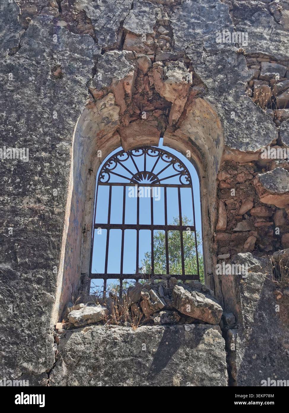Chiesa rovinata di Agios Ioannis, Palia Vlahata, Cefalonia. Le rovine meglio conservate del villaggio fantasma vicino a Sami dopo il terremoto del 1953. - Immagine stock catturata con smartphone