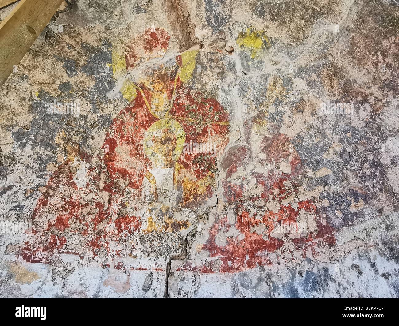 Chiesa rovinata di Agios Ioannis, Palia Vlahata, Cefalonia. Le rovine meglio conservate del villaggio fantasma vicino a Sami dopo il terremoto del 1953. - Immagine stock catturata con smartphone