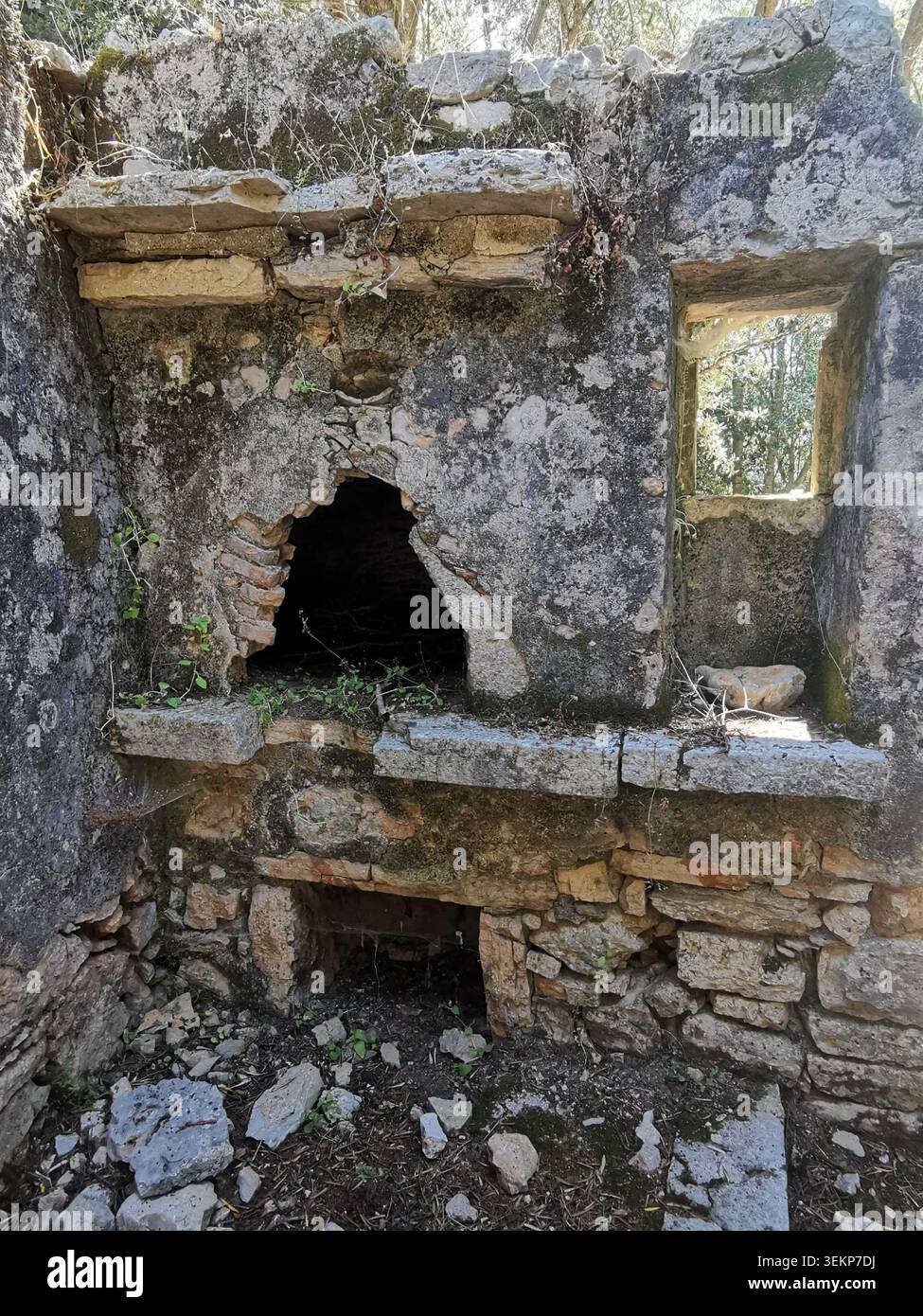 Vecchio villaggio fantasma di Vlachata, Sami, Cefalonia, Grecia. Le rovine abbandonate del terremoto, le storiche case in pietra e la destinazione turistica del Saristra Festival. - Immagine stock catturata con smartphone