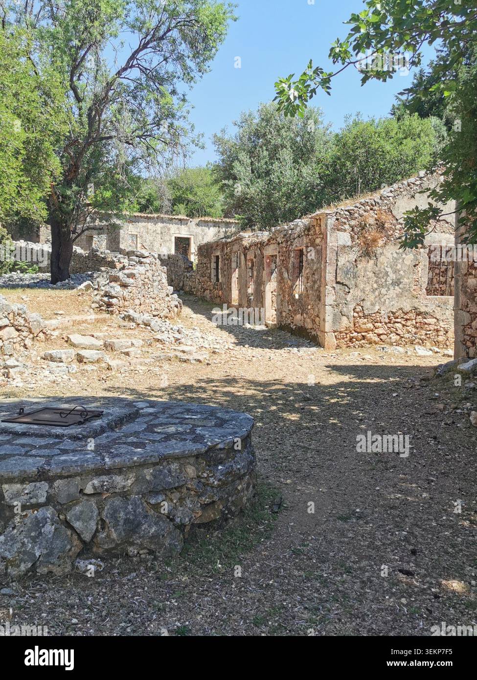 Vecchio villaggio fantasma di Vlachata, Sami, Cefalonia, Grecia. Le rovine abbandonate del terremoto, le storiche case in pietra e la destinazione turistica del Saristra Festival. - Immagine stock catturata con smartphone