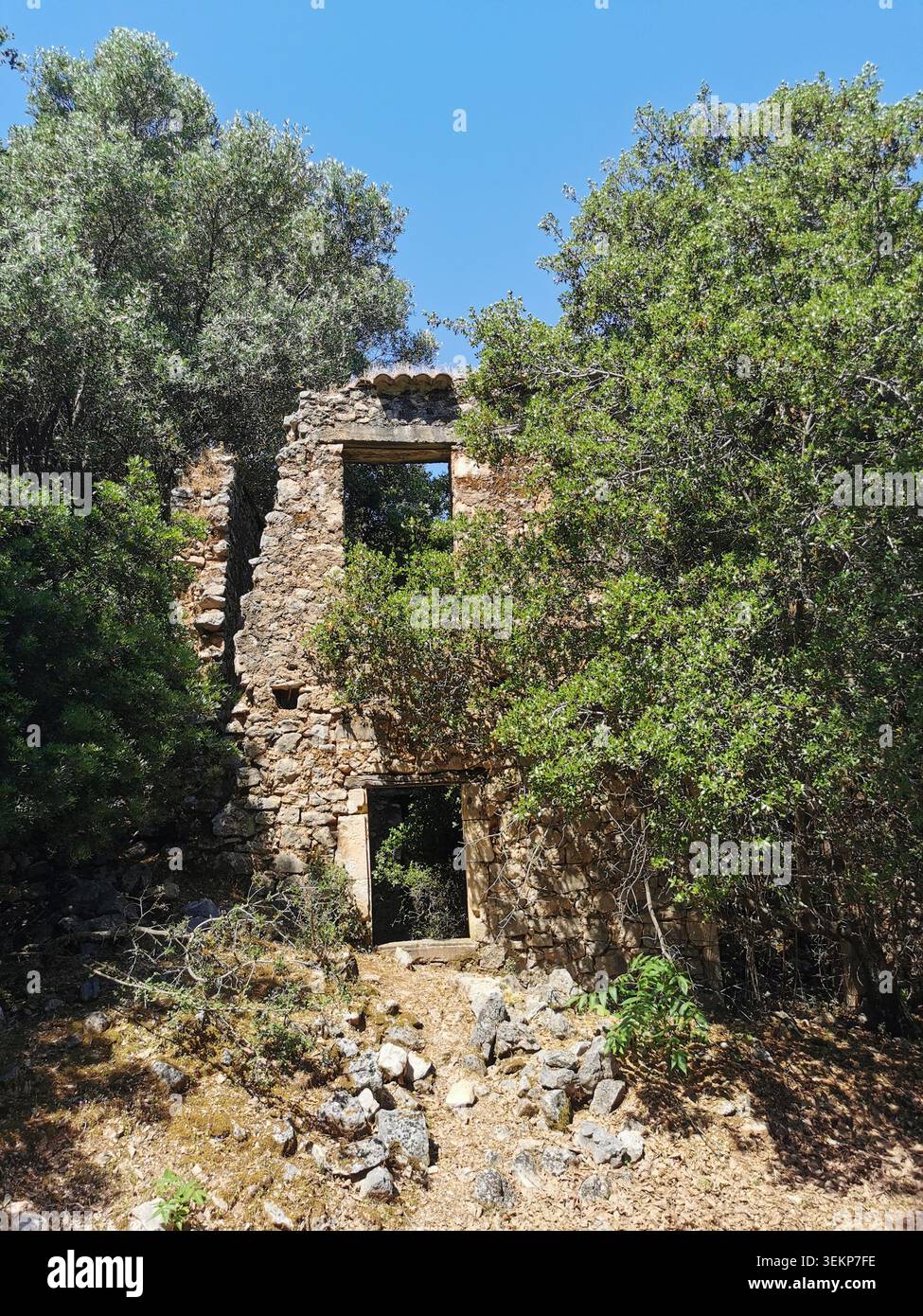 Vecchio villaggio fantasma di Vlachata, Sami, Cefalonia, Grecia. Le rovine abbandonate del terremoto, le storiche case in pietra e la destinazione turistica del Saristra Festival. - Immagine stock catturata con smartphone