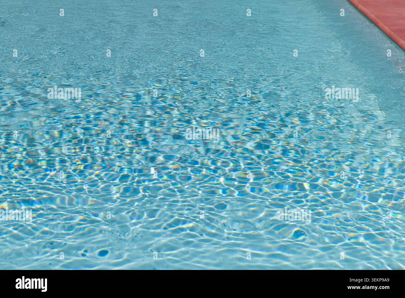 Texture creata dal movimento dell'acqua in una piscina in una giornata di sole Foto Stock