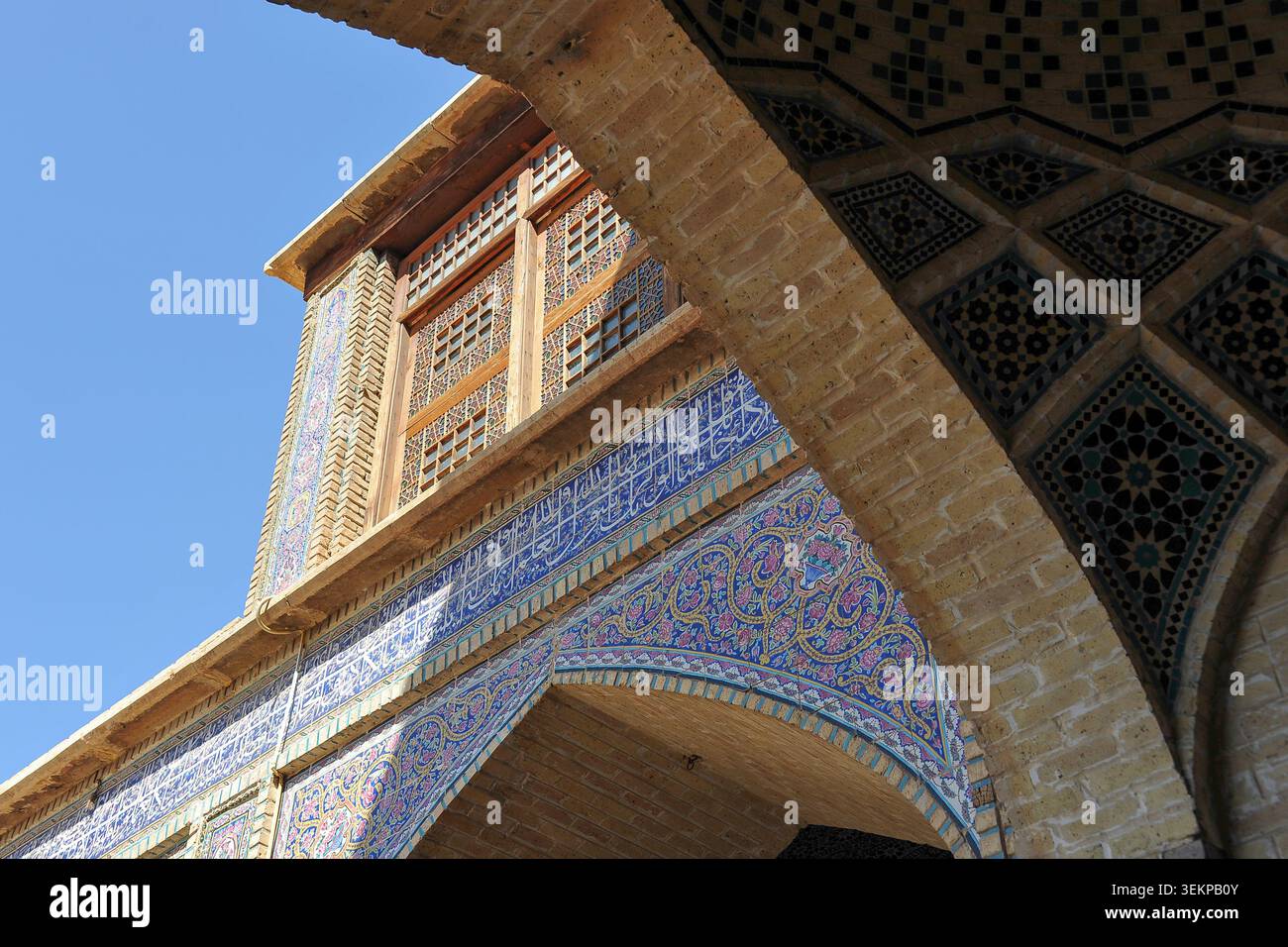 Moschea di Nasir al-Mulk Shiraz Iran: Primo piano di intricate piastrelle blu, calligrafia araba e modelli islamici geometrici sull'arteria di mattoni Foto Stock