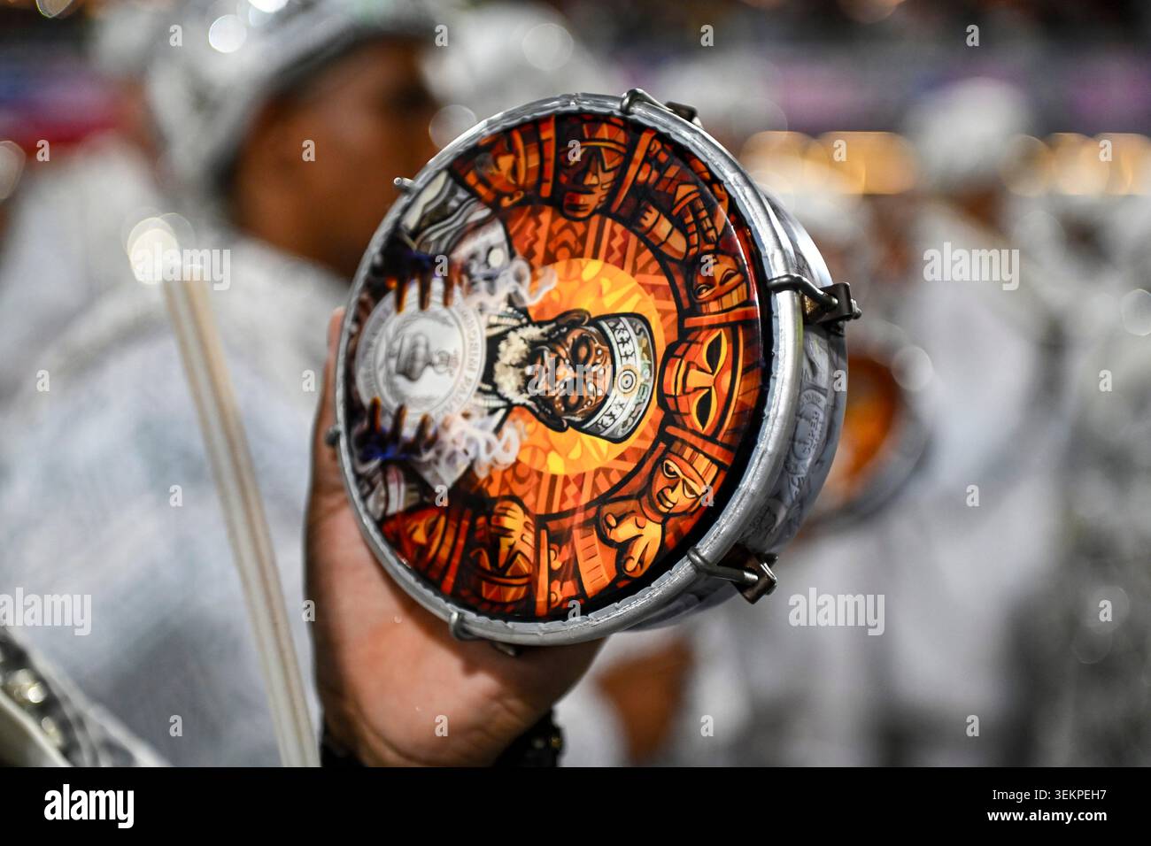 RIO DE JANEIRO, BRASILE - 17 FEBBRAIO: Un musicista detiene una batteria tamborim con una testa di batteria illustrata che presenta opere d'arte di ispirazione africana durante un carniv Foto Stock