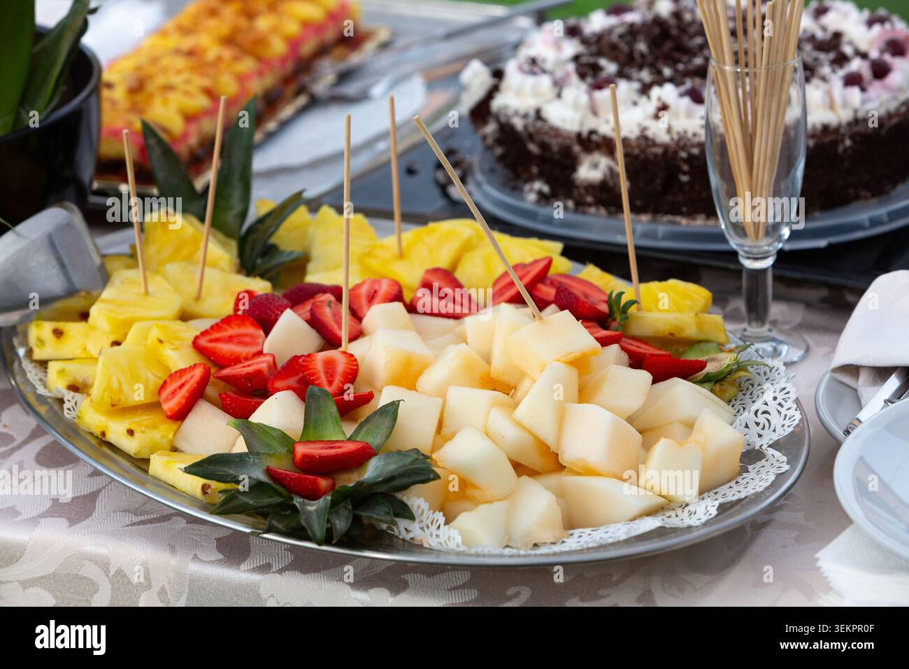 Vassoio di frutta fresca con melone, ananas e fragole a buffet Foto Stock