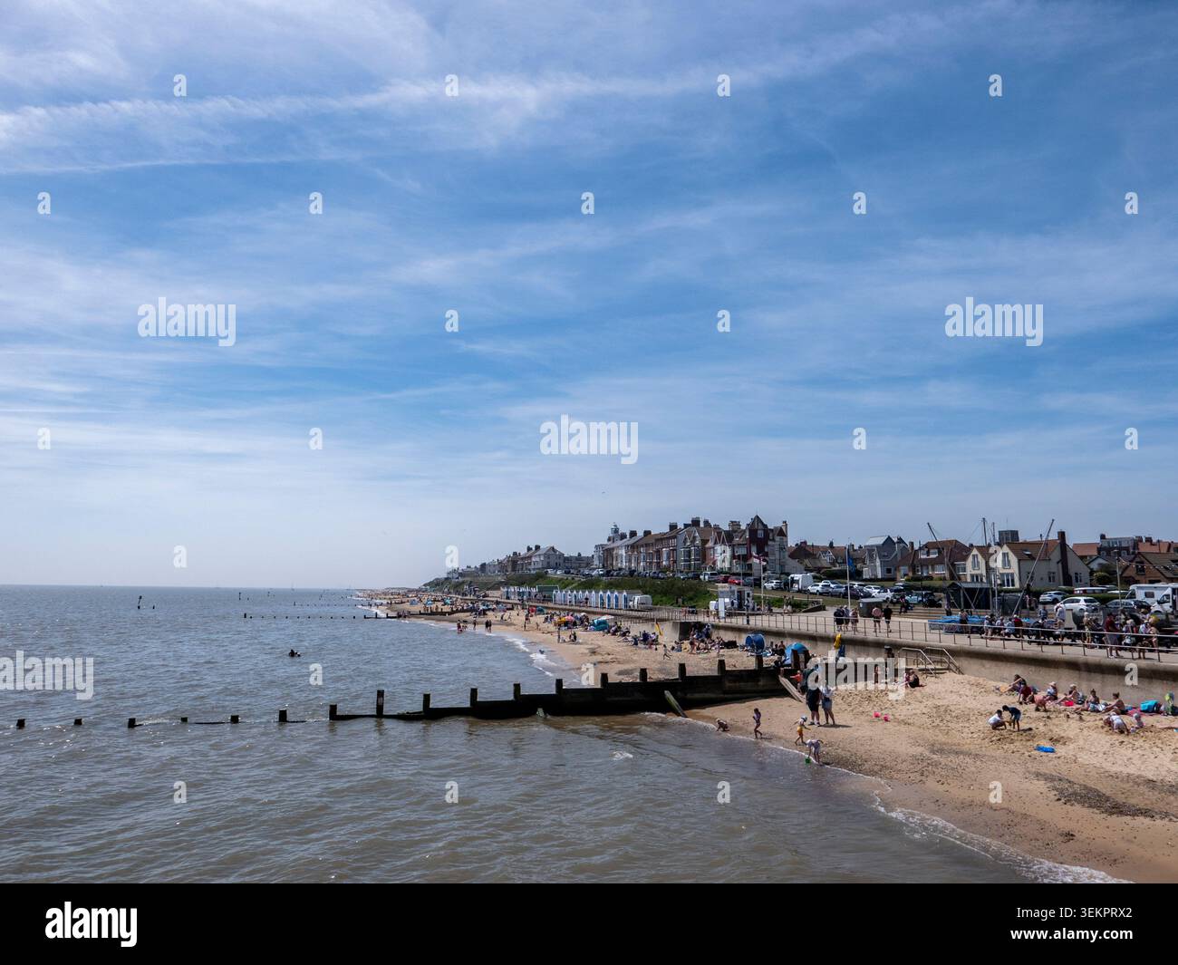 Vista sulla spiaggia di Southwold e sul molo, Suffolk. Southwold è una città di mare e parrocchia civile sul Mare del Nord, nel distretto di East Suffolk, nella contea Foto Stock