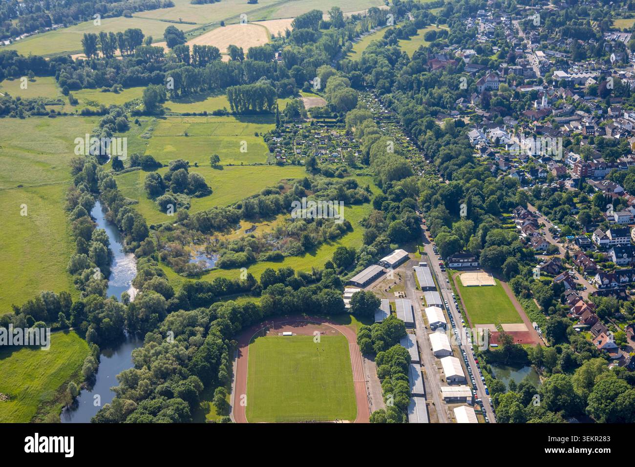 Luftbild, Flüchtlingsdorf Saarn Mintarder Straße, umgeben von Wiesen und Feldern, Naturschutzgebiet Saarn-Mendener Ruhraue, Mühlenbach, Saarn, Mülheim, Ruhrgebiet, Nordrhein-Westfalen, Deutschland ACHTUNGxMINDESTHONORARx60xEURO *** Vista aerea, villaggio di rifugiati Saarn Mintarder Straße, circondato da prati e campi, riserva naturale Saarn Mendener Ruhraue, Mühlenbach, Saarn, Mülheim, zona della Ruhr, Renania settentrionale-Vestfalia, Germania ACHTUNGxMINDESTHONORARx60xEURO Foto Stock