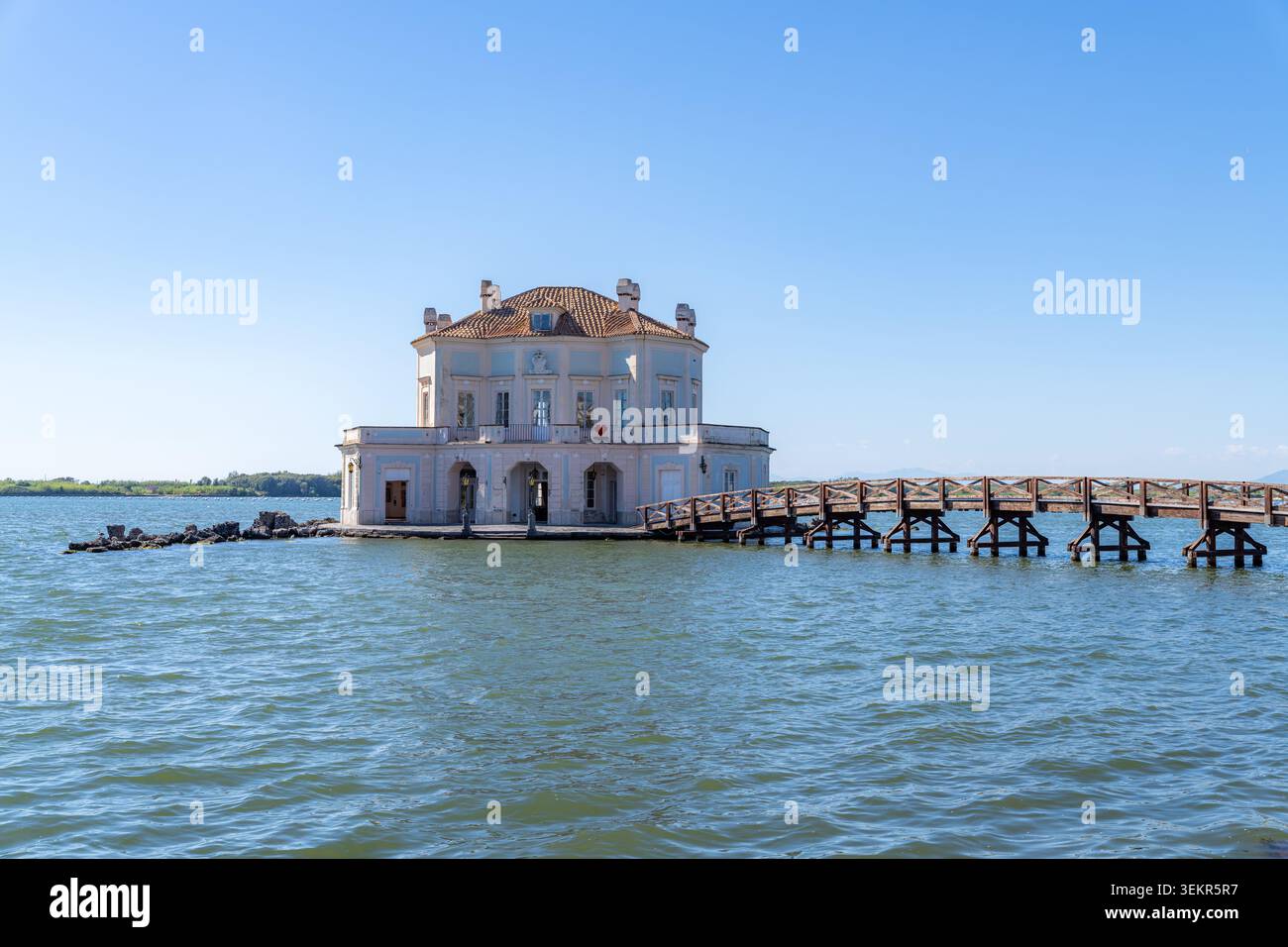 La storica Casina Vanvitelliana e il suo ponte in legno sul Lago Fusaro a Bacoli, Italia Foto Stock