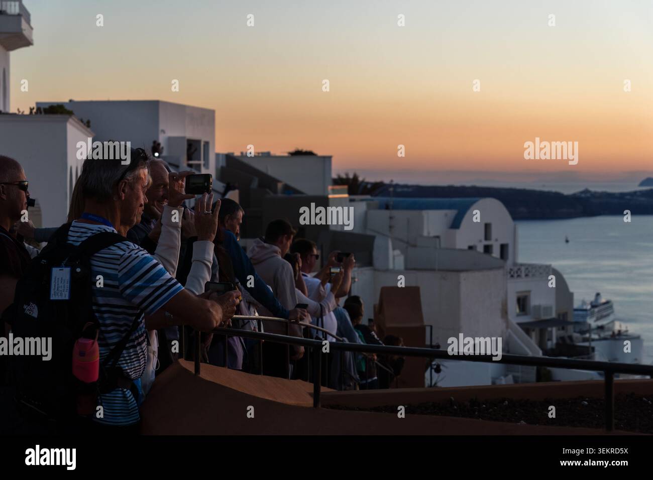 Santorini, Grecia - 9 ottobre 2025 - persone che amano e fotografano il tramonto a Fira Foto Stock