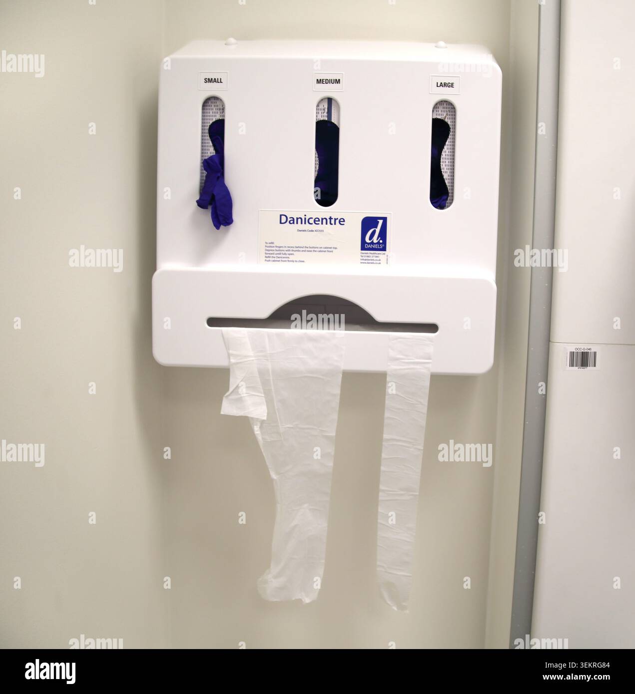 Erogatore di dispositivi di protezione individuale Danicenter nell'ospedale Surrey Inghilterra Foto Stock