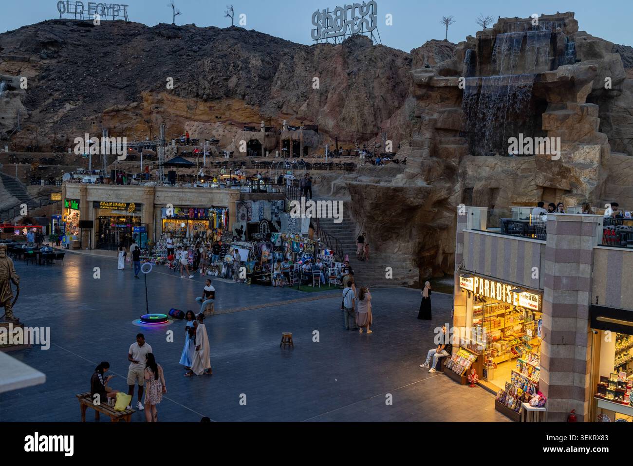 Sharm El Sheikh Egitto, 1 maggio 2026: Scena serale al Vecchio mercato di Sharm El Sheikh Egitto con negozi illuminati visitatori artificiali a cascata e vibran Foto Stock