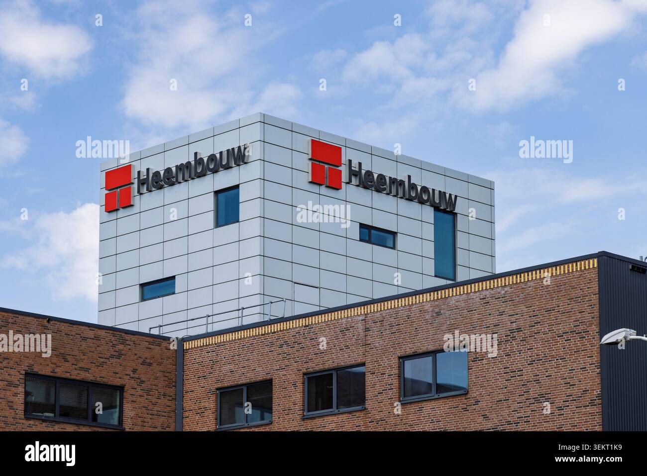 Roelofarendsveen, Paesi Bassi - 27 maggio 2026 - Vista ravvicinata della torre dell'edificio di Heembouw con il logo dell'azienda su un cielo blu con luce cl Foto Stock