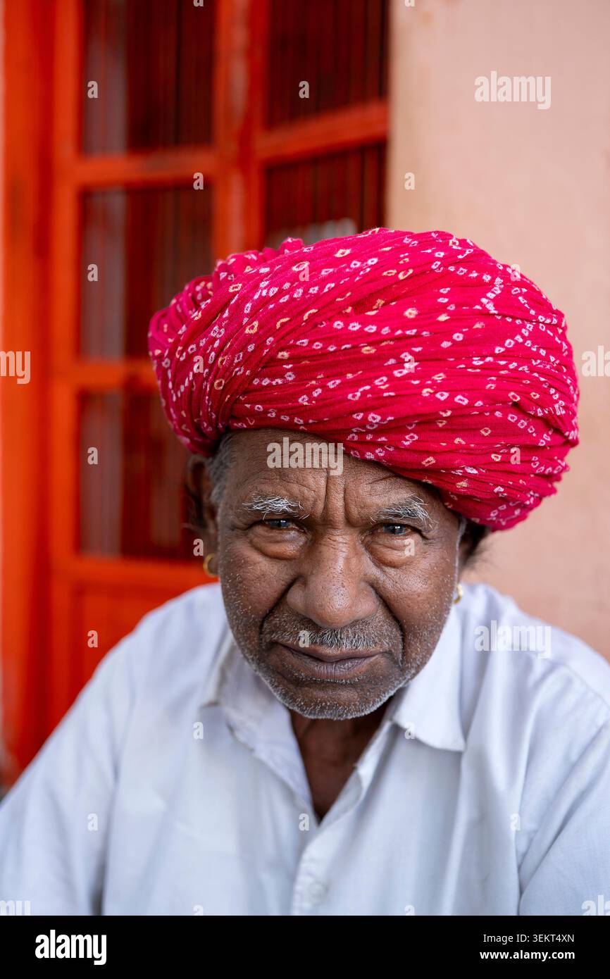 Un uomo con il turbante passa il tempo nelle strade tranquille di Deogarh, Rajasthan, India, Asia Foto Stock