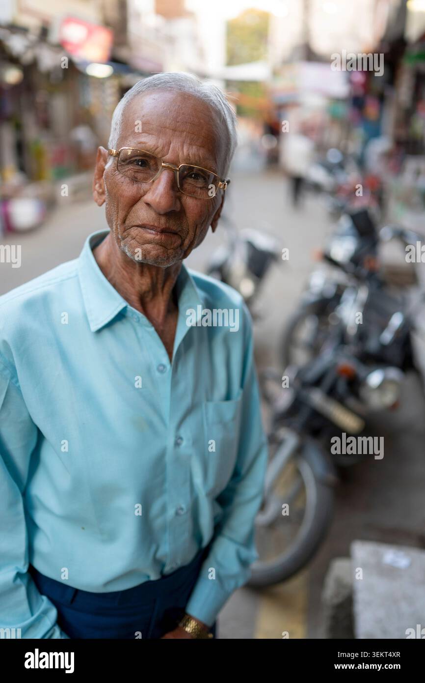 Un uomo passeggia nel tardo pomeriggio per le strade tranquille di Deogarh, Rajasthan, India, Asia Foto Stock