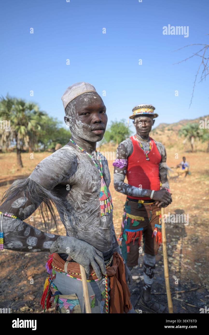 Uomini Nuba che si preparano per il wrestling, indossano la tradizionale vernice per il corpo, cappelli e decorazioni colorate con perline nel Kordofan meridionale Foto Stock