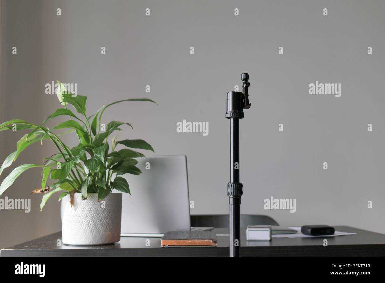 Scrivania da ufficio con configurazione per computer portatile e treppiede Foto Stock