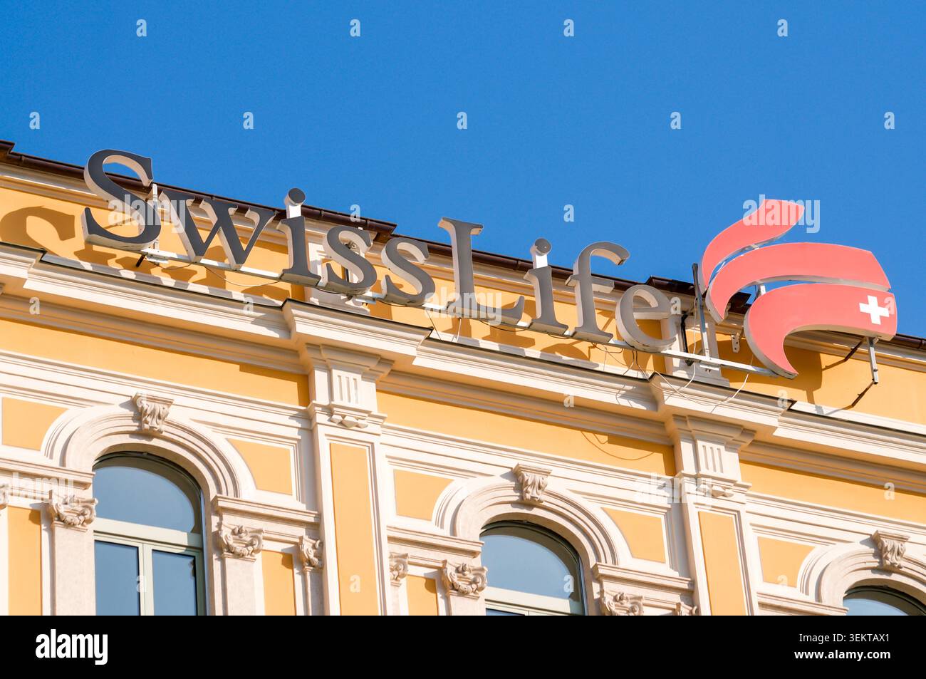 Lugano, Ticino, Svizzera - 24 maggio 2026: Primo piano del logo ufficiale della compagnia di assicurazione sulla vita svizzera sulla facciata dell'edificio a Lugano Foto Stock