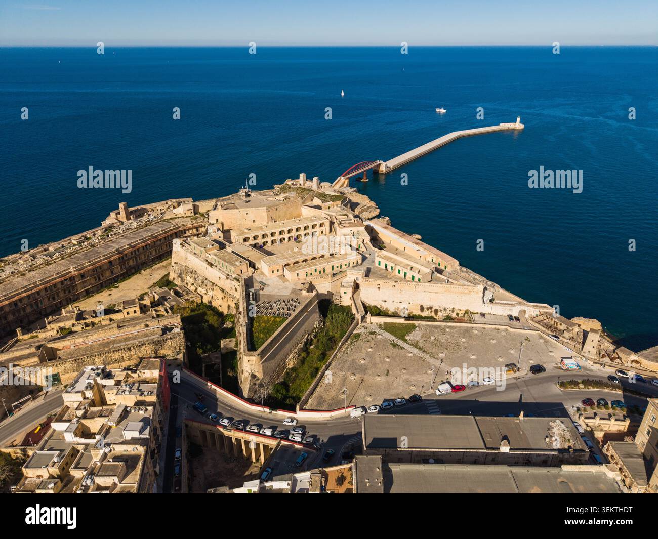Vista aerea dello storico forte St Elmo a forma di stella con le sue enormi mura di pietra che si affacciano sul profondo blu del Mar Mediterraneo e sul frangiflutti di Vallet Foto Stock