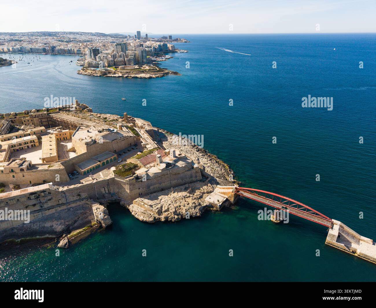 Vista aerea del Bastione di Abercrombie e del Ponte rosso di Sant'Elmo che si estende lungo il mare blu profondo lungo le storiche fortificazioni costiere di la Valletta, porto Foto Stock